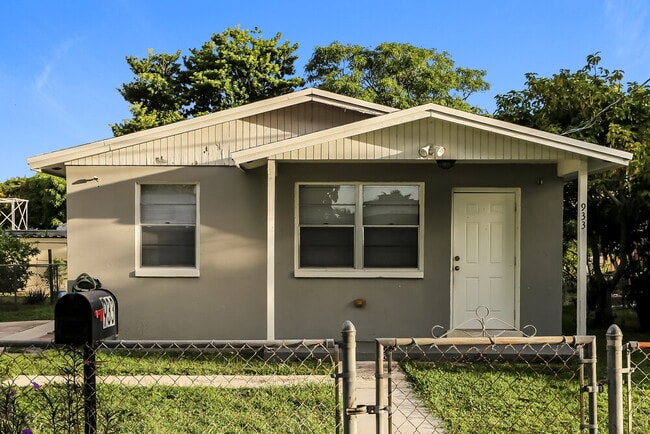 Building Photo - 933 Camellia Rd Rental