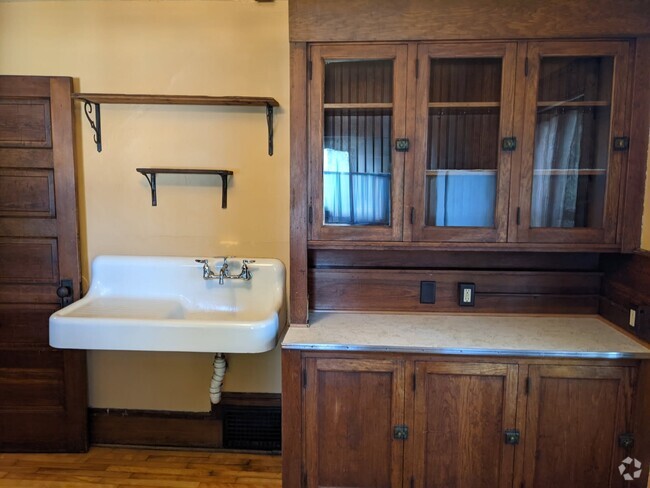 Building Photo - 1228 6th St S Unit Sunny Upper Rental