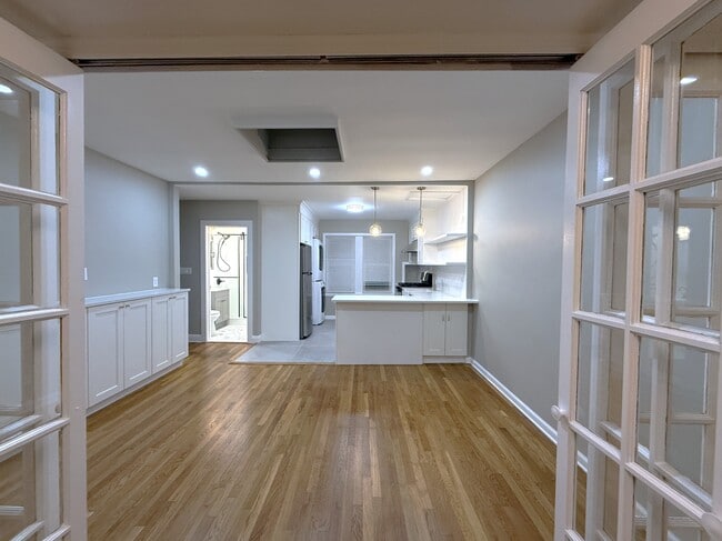 Photo - 100-03 Ascan Ave