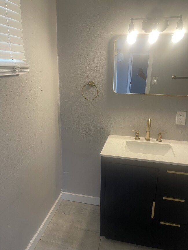 Newly remodeled bathroom - 2302 E Yale St Unit 1bdrm apartment