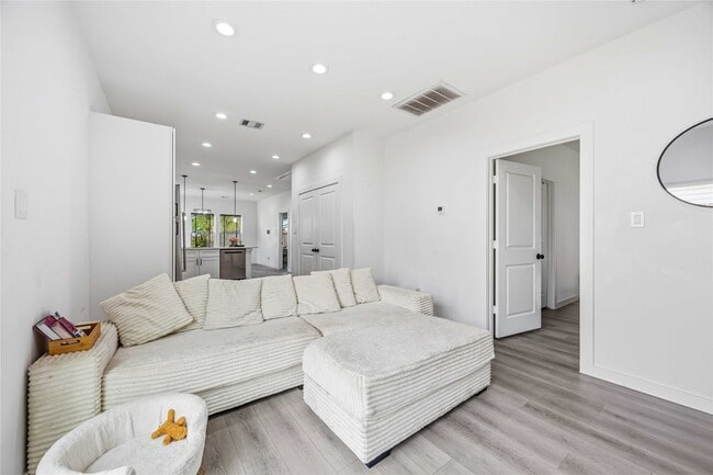 Photo - 8614 Peachtree St