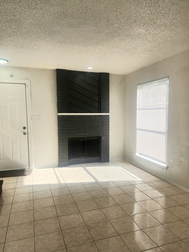 Building Photo - 6828 Brentwood Stair Rd Unit D