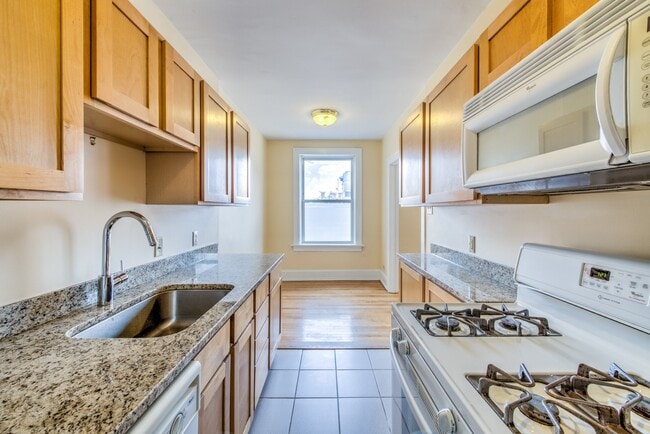 Photo - 4616 Lindell Blvd. (Carleton Apt)