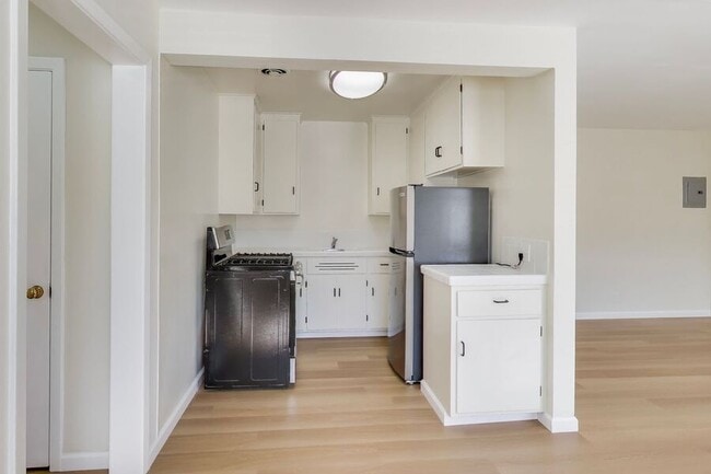 Photo - 1549 San Carlos Ave Unit 28