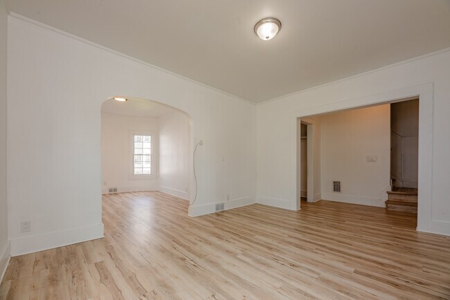 Photo - 575 Woodbine Ave Unit #3