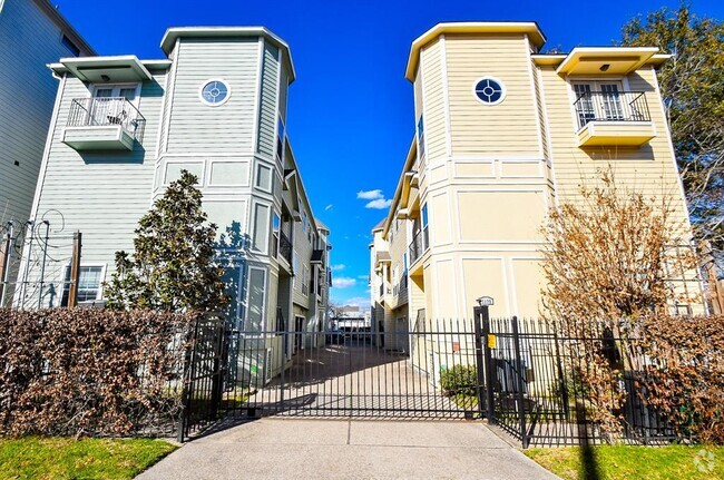 Building Photo - 1129 W 15th 1/2 St Rental