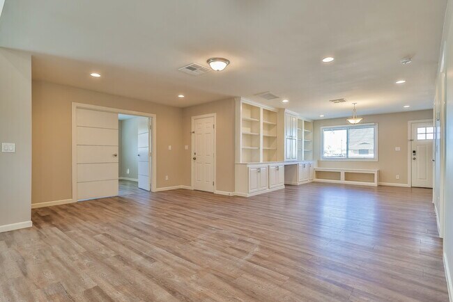 Photo - 825 W 19th St