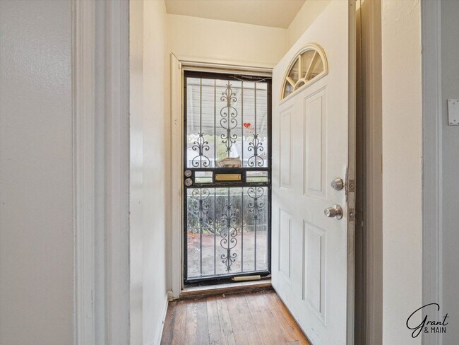 Photo - 3 bedroom  1.5 bath bungalow - $1200