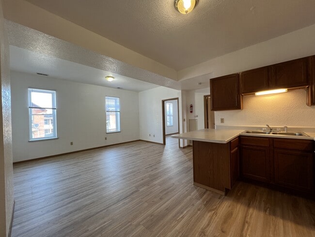 Building Photo - 264 E 14th St Unit 1/2