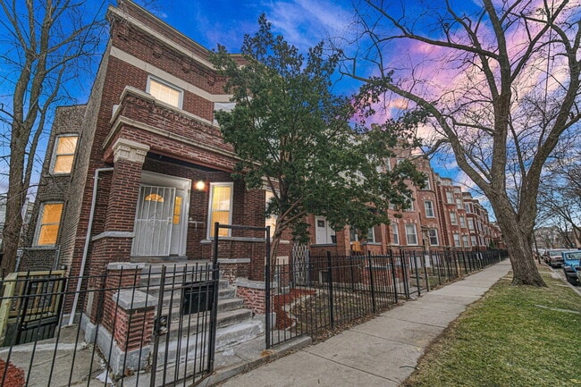 Building Photo - 6111 S Eberhart Ave Unit 1