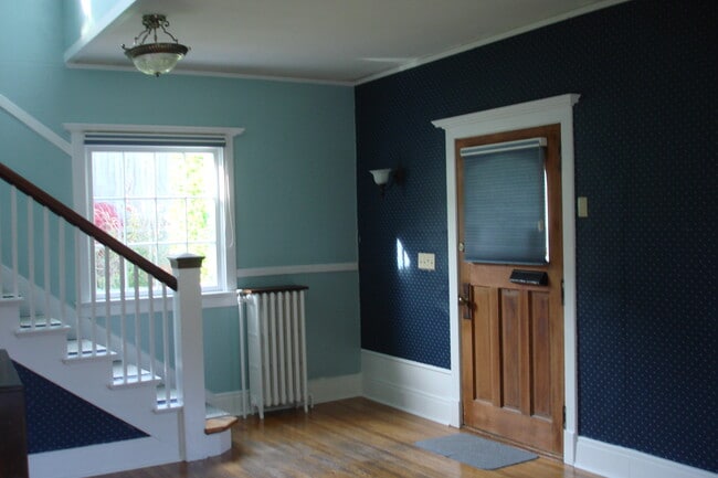 Puerta de entrada a la sala de estar, escalera al segundo piso - 3402 N 28th St