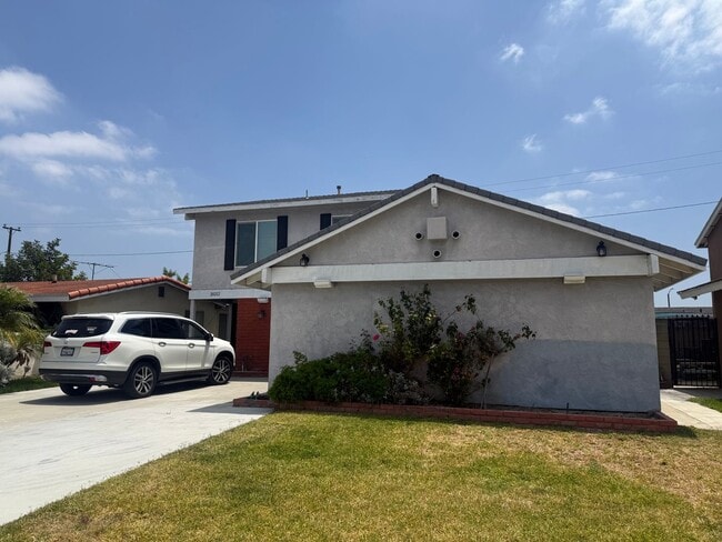Building Photo - AWESOME 4 BEDROOM 3 BATH HOME
