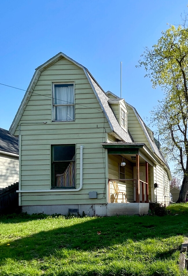 Building Photo - 614 Pleasant St Rental
