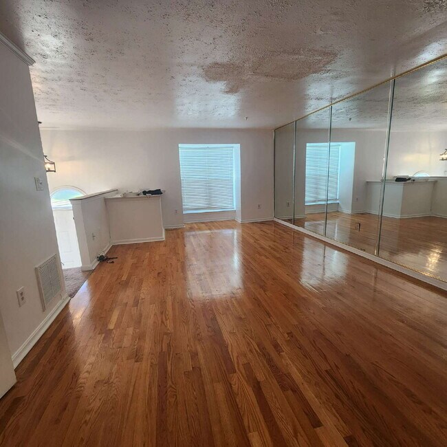 Photo - "Charming 3-Bed Townhouse with Finished Ba...