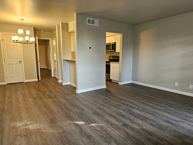 Building Photo - 2811 Woodbury Dr Unit 302