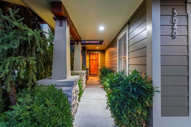 Photo - Luxury 3-Bedroom, 2.5-Bath Townhouse Retre...