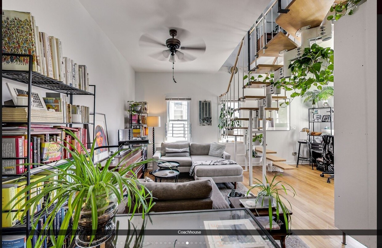 Photo - 1915 W Roscoe St (Chicago, IL)