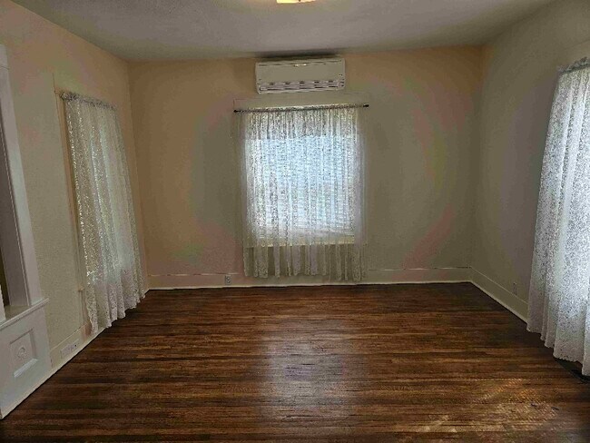 Photo - 2643 Sumner Ave