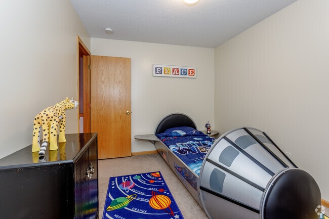 3BR, 1.5BA - 1200 SF
