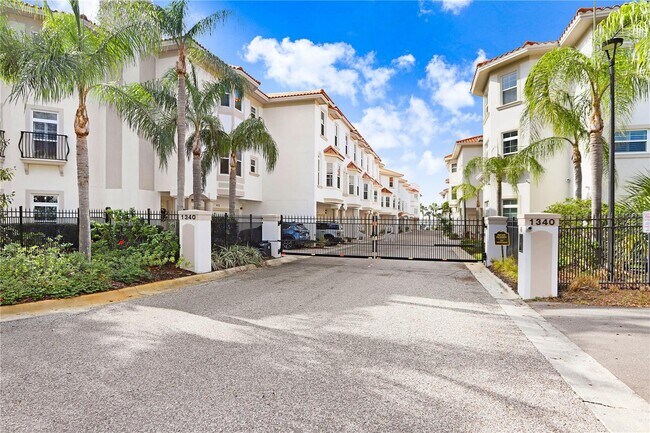 Building Photo - 1340 Bayshore Blvd Rental