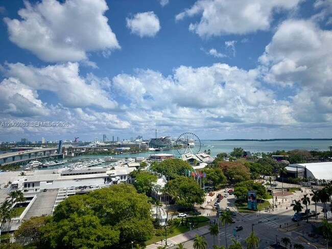 Building Photo - 398 NE 5th St Unit 4313