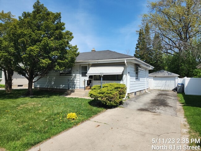 Building Photo - 5860 N 81st St