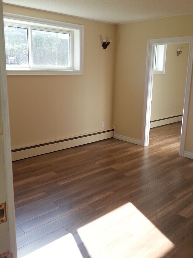 Photo - Bright and Spacious Junior 1-Bedroom Apartment for Rent in Oshawa Unité Apt. 6