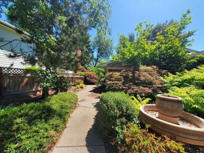 Photo - 3 bed  bath fully furnished home on the Ro...