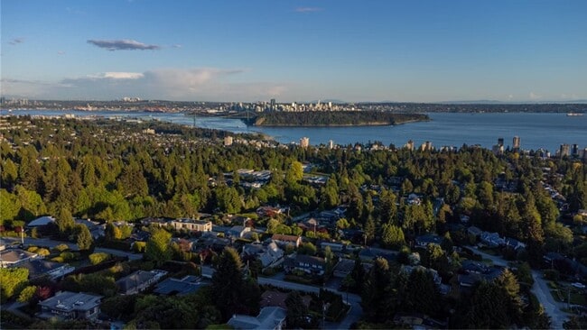 Photo - 1895 Rosebery Av