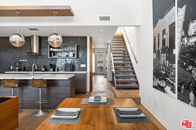 Building Photo - 1250 N Harper Ave Unit 423