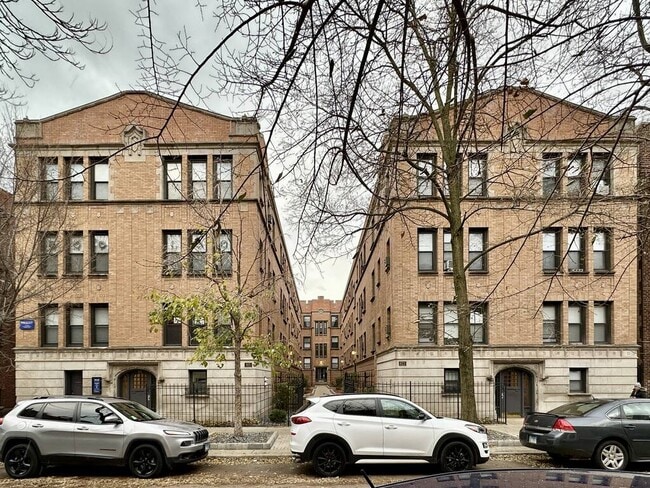 Building Photo - 824 W Cornelia Ave