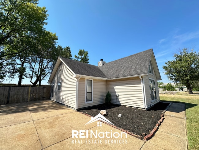 MEMPHIS MUST-HAVE! 3BR/2BA | Vaulted Ceilings & Rustic Fireplace | Fenced Yard!