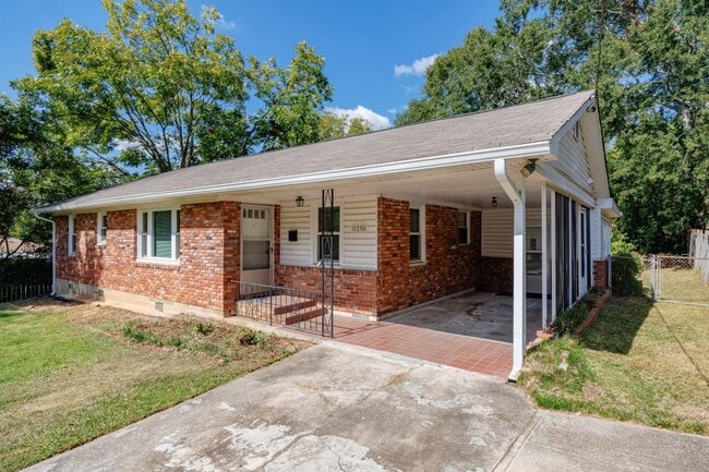 Photo - 1238 Lindenwood Ln NE