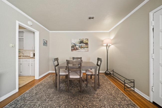 1206 Oakwood Dr