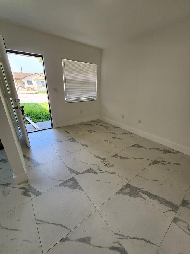 Photo - 2466 Lincoln St Unidad 2