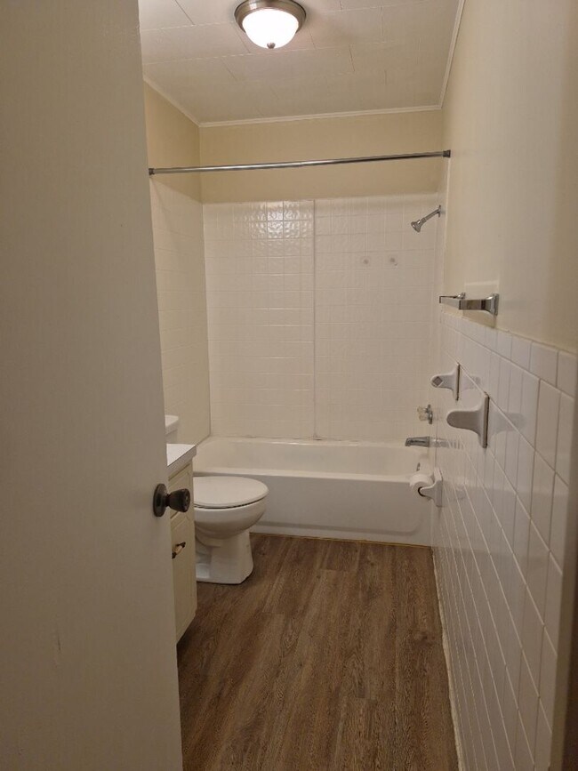 Building Photo - Bailey Apartments Unit 10