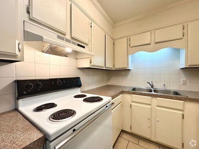Building Photo - 2 Bedroom • 1.5 Bath • Townhouse Style Apa... Unit Apt 1
