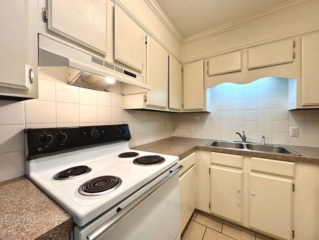 Building Photo - 2 Bedroom • 1.5 Bath • Townhouse Style Apa... Unit Apt 1