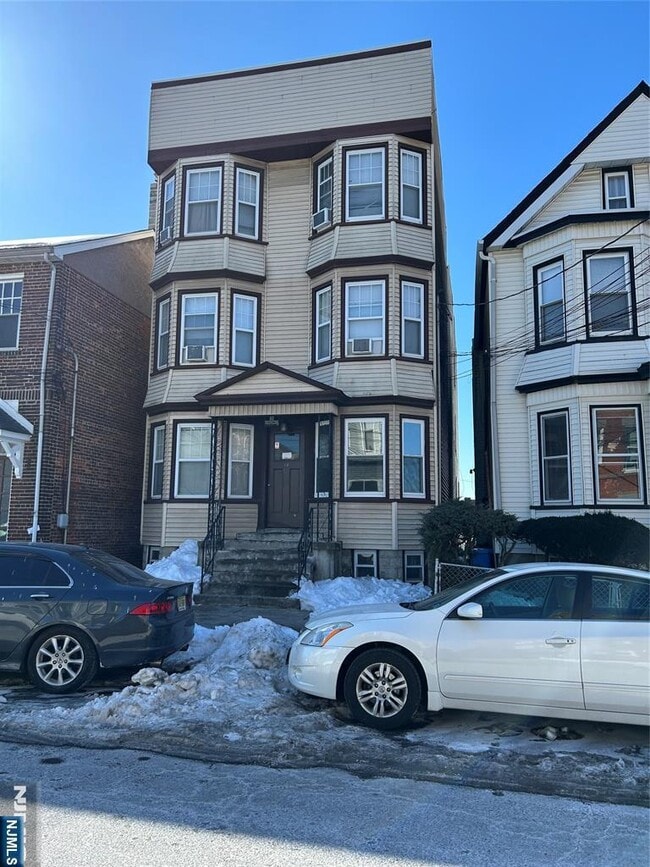 Building Photo - 14 Halstead St Unit 2 - 1ST FLOO