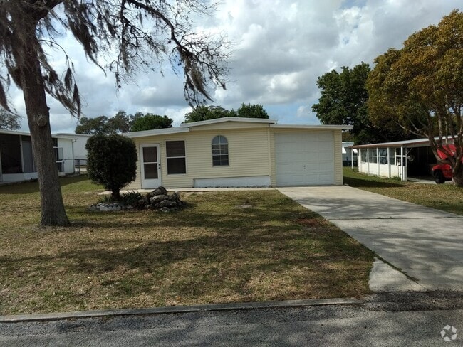 Building Photo - Charming Rental in High Point 55+ Golf Com...