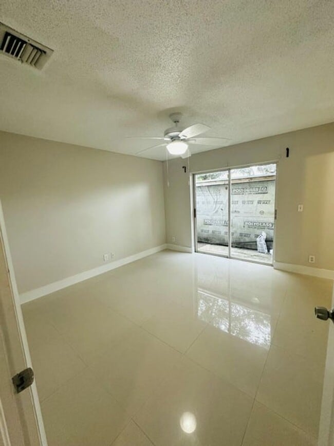 Photo - 451 Cypress Way W