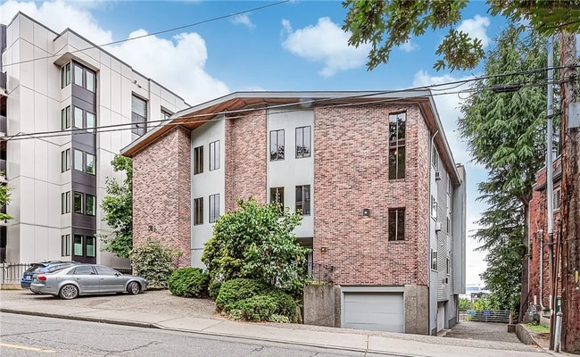 Building Photo - Lower Queen Anne 2BR Condo