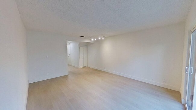 437-443 W Valencia Dr
