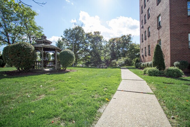 90 Cloverleaf Tower Apartments