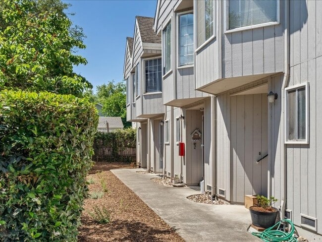 Healdsburg 2BR/1.5, 2 story, walk to downt... - Healdsburg 2BR/1.5, 2 story, walk to downt... Condo