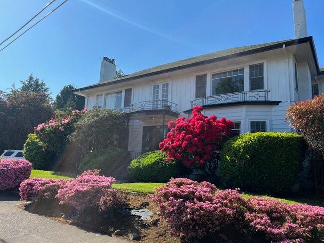 Building Photo - Halsey Villa Rental