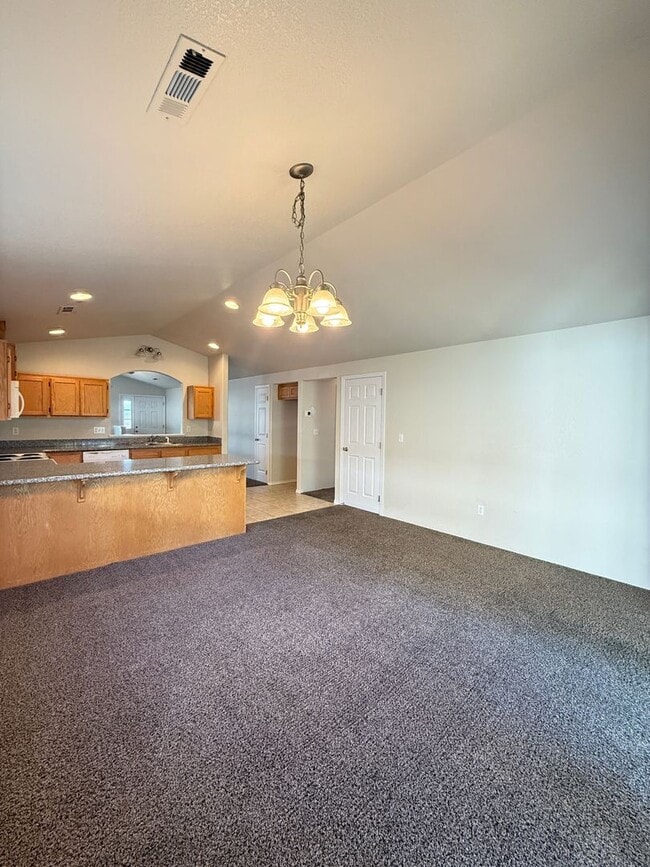 Photo - 3 bedroom, 2 bath home in White City!