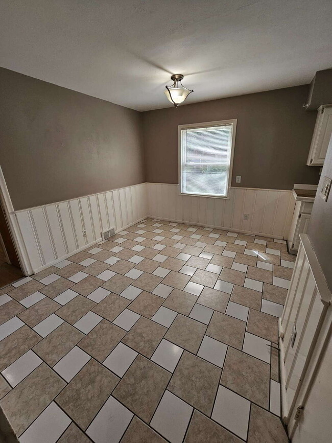 2125 W 14 Mile Rd