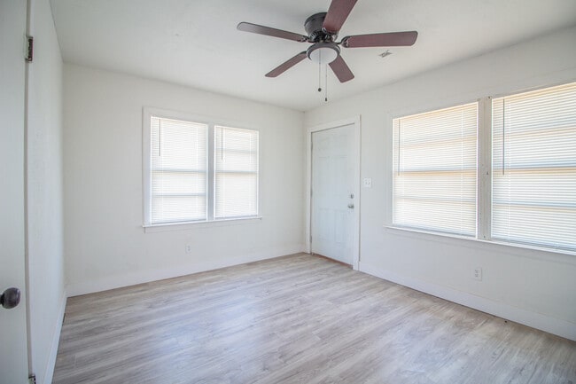 Photo - 302 Avenue U