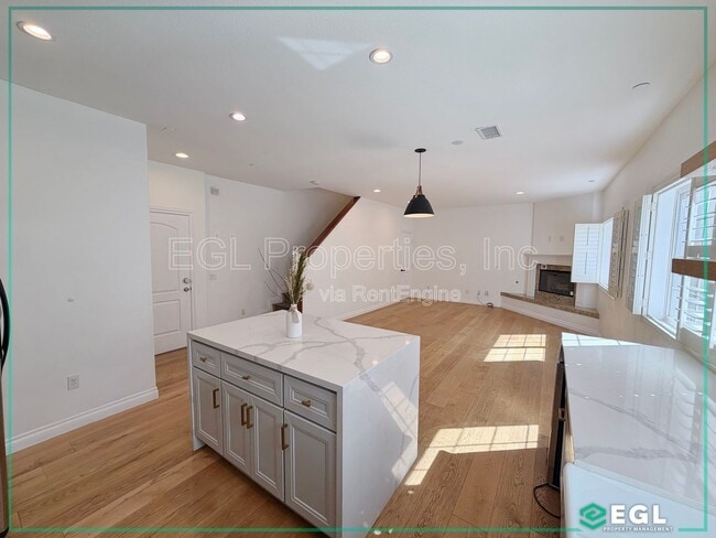 Photo - 1521 S Hayworth Ave Unit 102